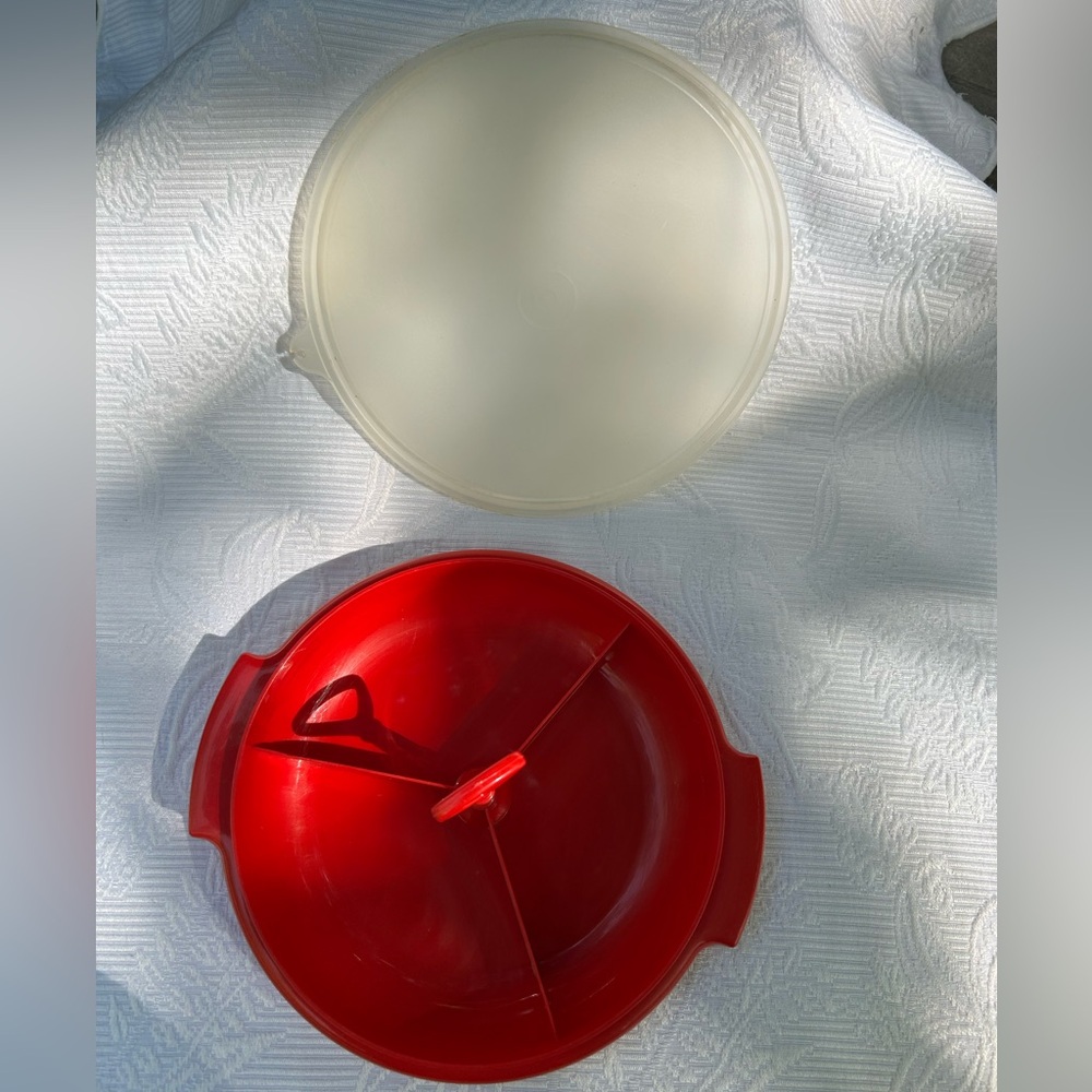 Tupperware snack dish with lid